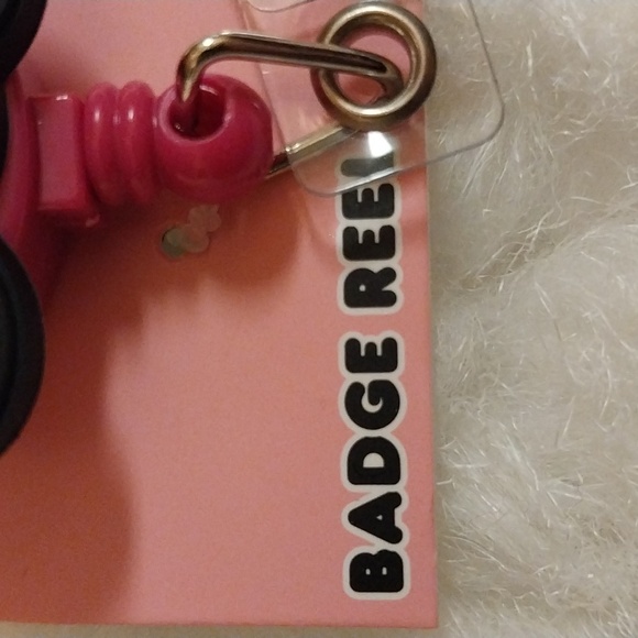 HELLO KITTY BIG BOW BADGE REEL - Picture 4 of 6